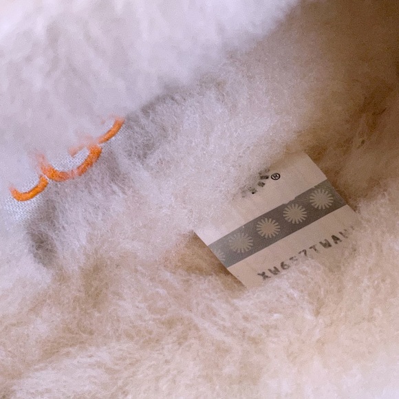 UGG Cluggette Slippers For Outdoor/Indoor Use - Picture 7 of 7